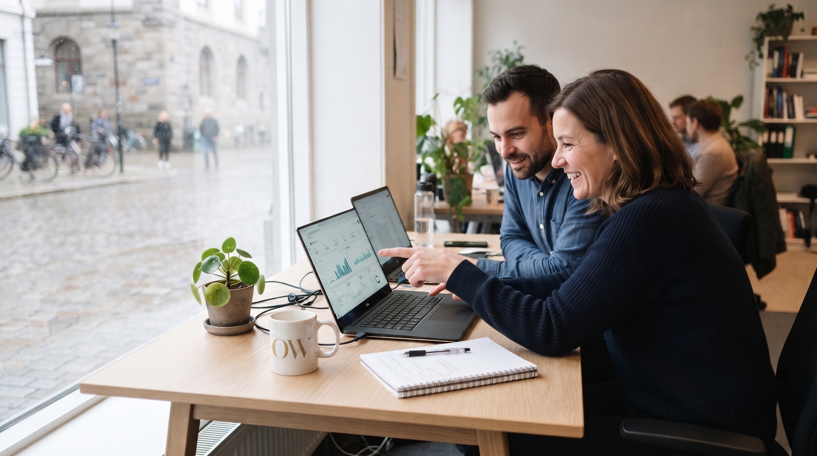 OW Optimize the World — karar analitiği için ekranda operasyon verilerini inceleyen analistler